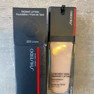 Shiseido 220 linen- synchro skin radiant lifting